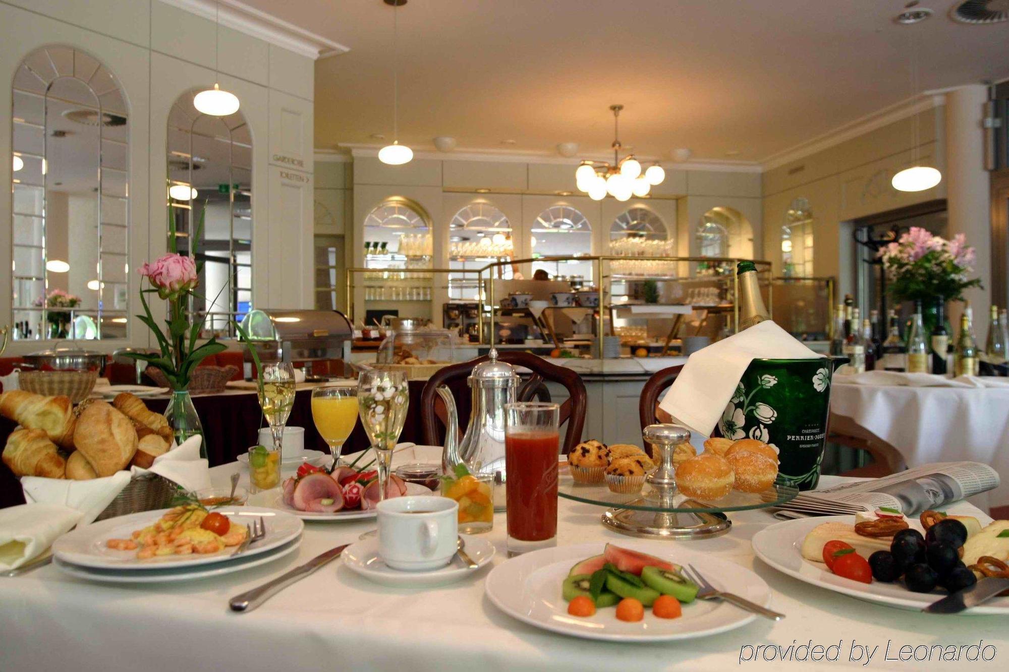 Отель Courtyard By Marriott Freiburg Ресторан фото